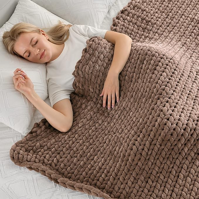 Maetoow Tighter Version Chenille Chunky Knit Blanket Throw （40×50 Inch）, Handmade Warm & Cozy Blanket Couch, Bed, Home Decor, Soft Fleece Banket, Boho Thick Blankets and Giant Yarn Throws，Brown
